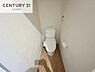 トイレ：1・2階にトイレがございます！朝の忙しい時間帯も待たずにすみそうですね。白を基調とした清潔感のあるトイレでお手入れがしやすいです！