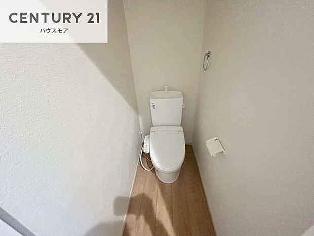 1・2階にトイレがございます！朝の忙しい時間帯も待たずにすみそうですね。白を基調とした清潔感のあるトイレでお手入れがしやすいです！