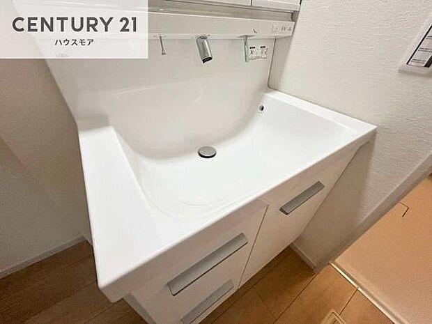 深い洗面台ボウルは、水が跳ねにくいのでお手入れが楽々！清潔感が保てます！キレイな洗面所で自分磨きのモチベーションが上がりますね！