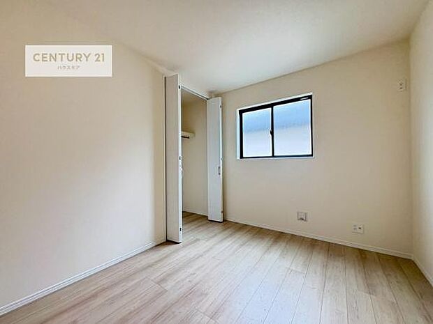 掃き出し窓がないお部屋は、お子様のお部屋としても安心です!収納スペースも充実しているので散らかったお部屋をサッと片付けられます!