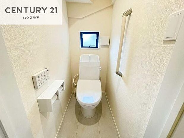 1・2階にトイレがございます!朝の忙しい時間帯も待たずにすみそうですね。白を基調とした清潔感のあるトイレでお手入れがしやすいです!