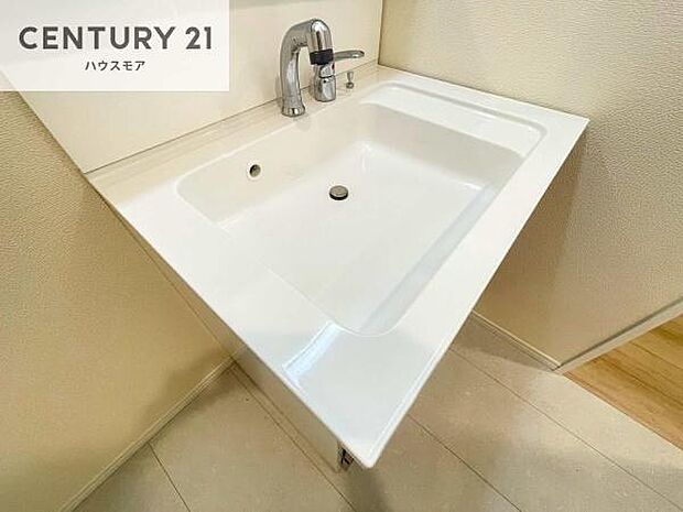 深い洗面台ボウルは、水が跳ねにくいのでお手入れが楽々!清潔感が保てます!キレイな洗面所で自分磨きのモチベーションが上がりますね!