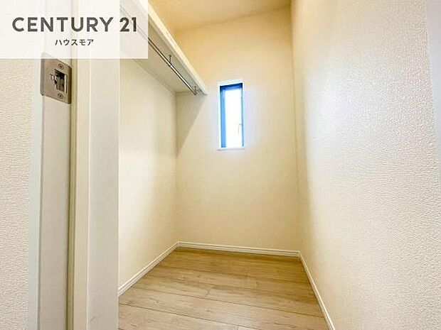 ファミリークローゼットを備えた住まいは、収納力と快適さを兼ね備えた贅沢な空間設計。衣類やバッグ、季節物までひとまとめにでき、日々の整理整頓がぐっとスマートに!