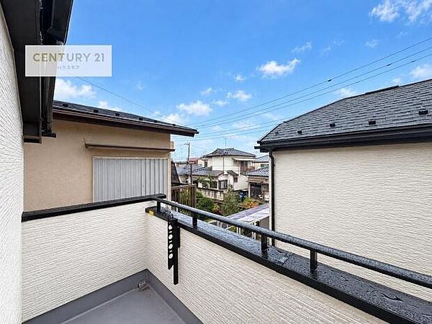 眺望良好なバルコニー。お天気のいい日にはバルコニーへでてリフレッシュするのもいいですね!