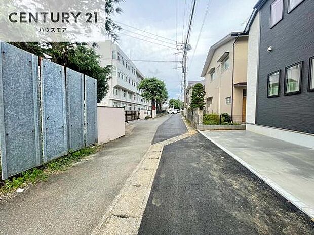 前面道路6m。車庫入れが苦手な方も安心ですね。