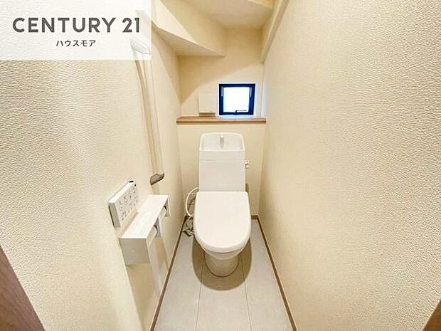 1・2階にトイレがございます!朝の忙しい時間帯も待たずにすみそうですね。白を基調とした清潔感のあるトイレでお手入れがしやすいです!