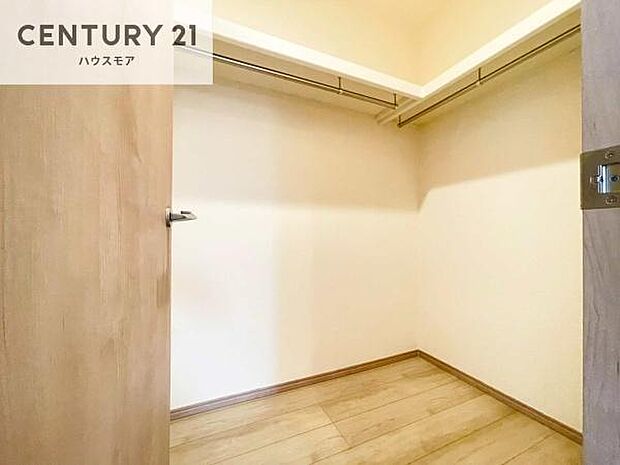 ファミリークローゼットを備えた住まいは、収納力と快適さを兼ね備えた贅沢な空間設計。衣類やバッグ、季節物までひとまとめにでき、日々の整理整頓がぐっとスマートに!