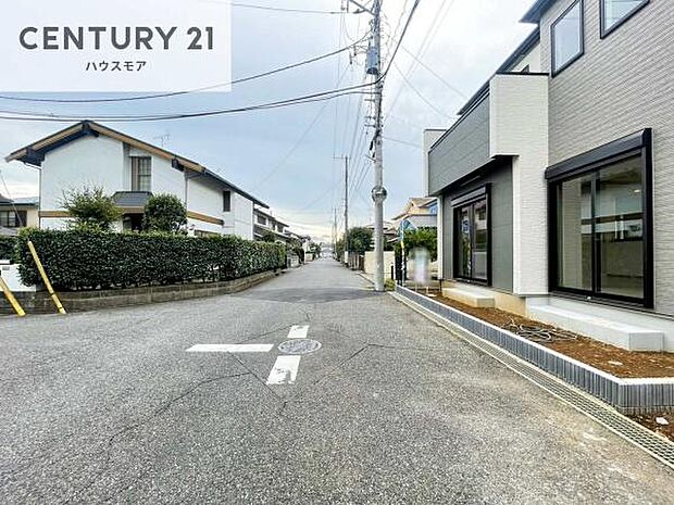 前面道路4m。陽当り良好な立地です。車庫入れが苦手な方も安心ですね。
