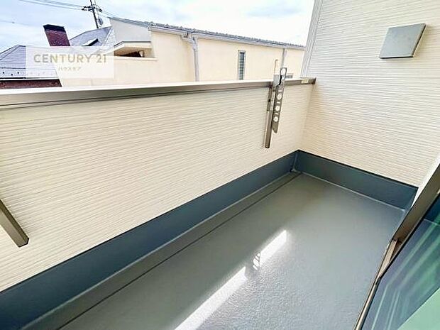 広々としたバルコニーで一日の始まりをスタート!お洗濯ものをたっぷり気持ちよく干せます!