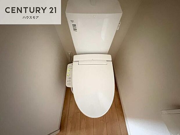 1・2階にトイレがございます!朝の忙しい時間帯も待たずにすみそうですね。白を基調とした清潔感のあるトイレでお手入れがしやすいです!