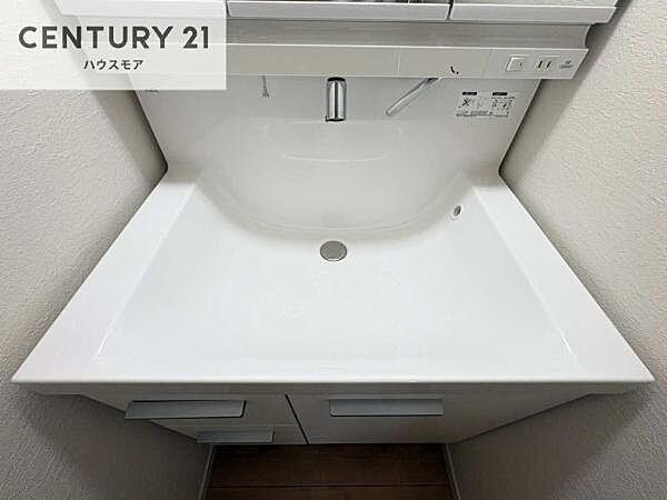 深い洗面台ボウルは、水が跳ねにくいのでお手入れが楽々！清潔感が保てます！キレイな洗面所で自分磨きのモチベーションが上がりますね！