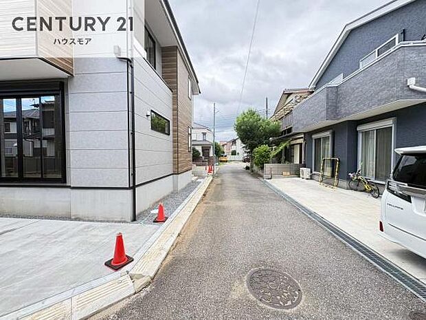前面道路は4m×4m!陽当り良好な立地です。車庫入れが苦手な方も安心ですね。