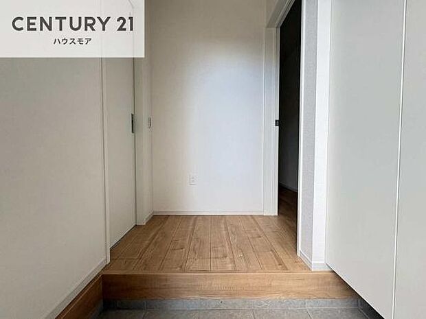 疲れて帰ってきても、ただいま!を言いたくなる、優しく迎え入れてくれる空間になっています。明るく温もり溢れる玄関です!