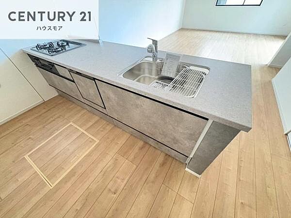大人気の対面式システムキッチンを採用しています！ご家族のコミュニケーションが自然と増える設計です。お子様にも目が届くので嬉しいですね！広々使えて快適で作業が進みます。
