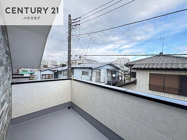 陽当たりの良いバルコニーで、洗濯物も気持ちよく干せる住空間。日中は明るい陽光が差し込み、爽やかな風も感じられる心地よい場所です。