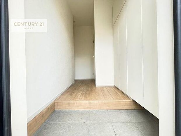 疲れて帰ってきても、ただいま!を言いたくなる、優しく迎え入れてくれる空間になっています。明るく温もり溢れる玄関です!