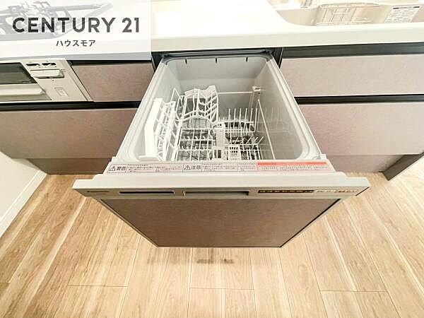 食洗機付きのキッチンです！忙しい時や手荒れ防止として大変活躍する便利な仕様！ビルトインなのでキッチンの場所を取らず調理スペースを広く使うことが出来ます！