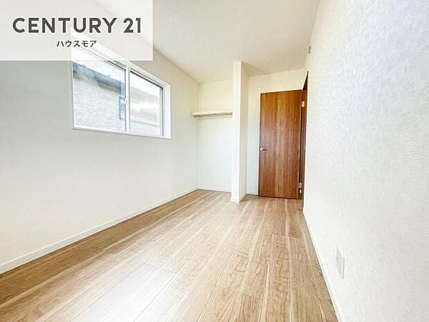 掃き出し窓がないお部屋は、お子様のお部屋としても安心です!収納スペースも充実しているので散らかったお部屋をサッと片付けられます!