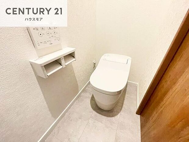 1・2階にトイレがございます!朝の忙しい時間帯も待たずにすみそうですね。白を基調とした清潔感のあるトイレでお手入れがしやすいです!