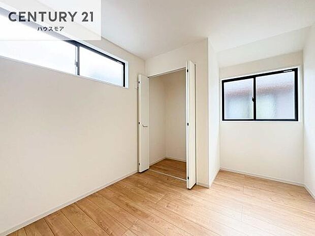 掃き出し窓がないお部屋は、お子様のお部屋としても安心です！収納スペースも充実しているので散らかったお部屋をサッと片付けられます！