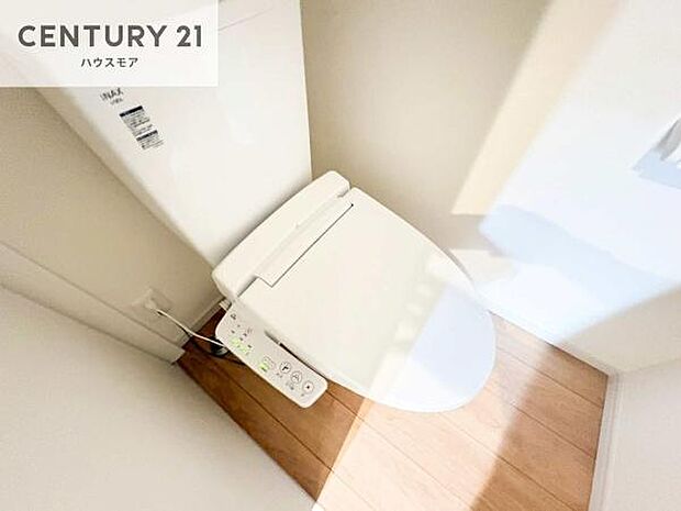 1・2階にトイレがございます！朝の忙しい時間帯も待たずにすみそうですね。白を基調とした清潔感のあるトイレでお手入れがしやすいです！