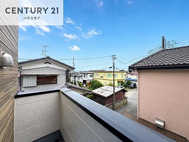 広々としたバルコニーで一日の始まりをスタート！お洗濯ものをたっぷり気持ちよく干せます！