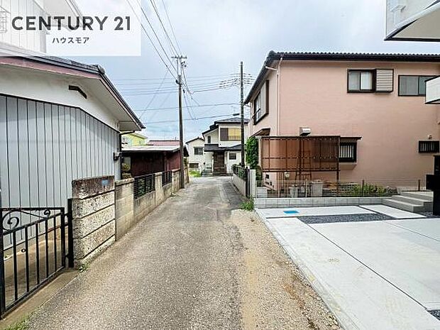 前面道路は4ｍ！陽当り良好な立地です。車庫入れが苦手な方も安心ですね。