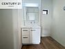 洗面：小窓付きの明るい洗面室です！湿気もすぐに入れ替えができて清潔に保つことができます！自然光が差し込むのでお化粧の仕上がりも良くなりますね！