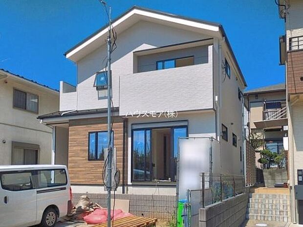 カースペースは並列で2台駐車可能なゆとりある設計。お車同士の入れ替えが不要なため、毎日の通勤やお出かけもスムーズに行えます。
