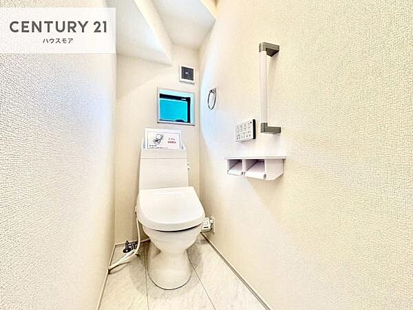 1・2階にトイレがございます！朝の忙しい時間帯も待たずにすみそうですね。白を基調とした清潔感のあるトイレでお手入れがしやすいです！