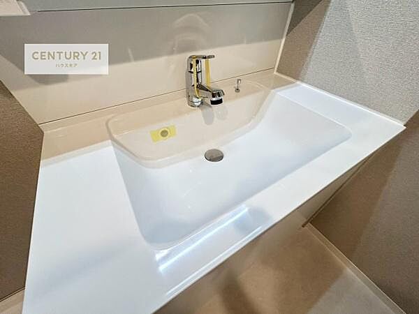 深い洗面台ボウルは、水が跳ねにくいのでお手入れが楽々！清潔感が保てます！キレイな洗面所で自分磨きのモチベーションが上がりますね！