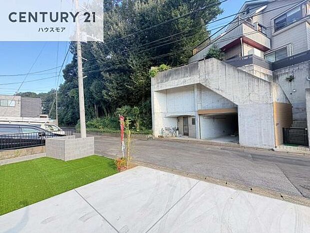 前面道路6m!陽当り良好な立地です。車庫入れが苦手な方も安心ですね。