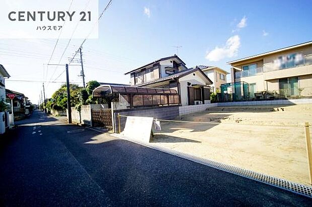 前面道路は4.5m!陽当り良好な立地です。車庫入れが苦手な方も安心ですね。