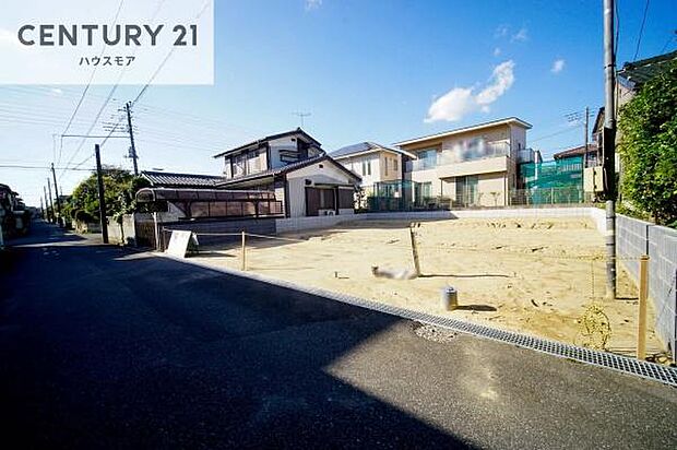 前面道路は4.5m!陽当り良好な立地です。車庫入れが苦手な方も安心ですね。