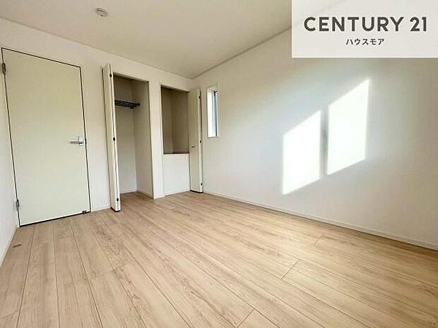 掃き出し窓がないお部屋は、お子様のお部屋としても安心です!収納スペースも充実しているので散らかったお部屋をサッと片付けられます!