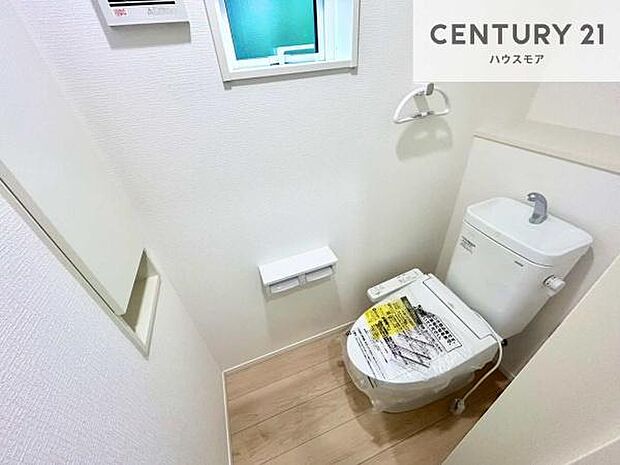 1・2階にトイレがございます!朝の忙しい時間帯も待たずにすみそうですね。白を基調とした清潔感のあるトイレでお手入れがしやすいです!