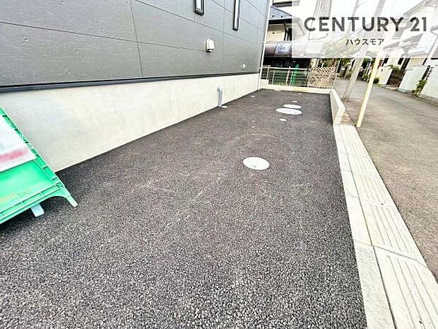 駐車スペースは2台分あります!セカンドカーはもちろん、バイクや自転車なども置き場所に困りません。