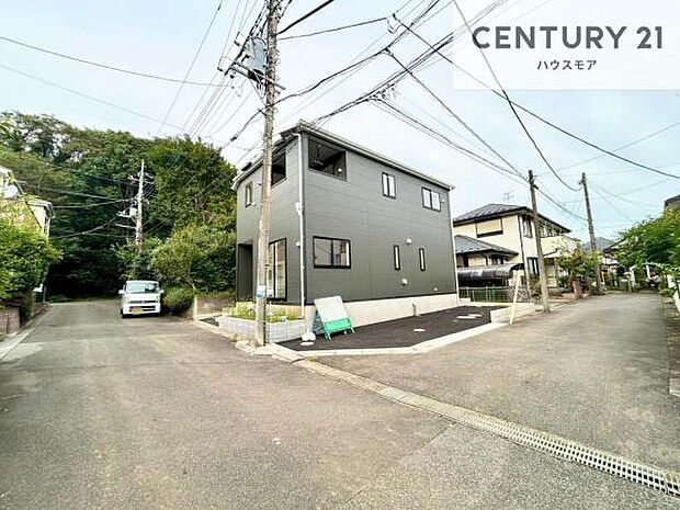 前面道路は4m×5.1m!陽当り良好な角地です。車庫入れが苦手な方も安心ですね。