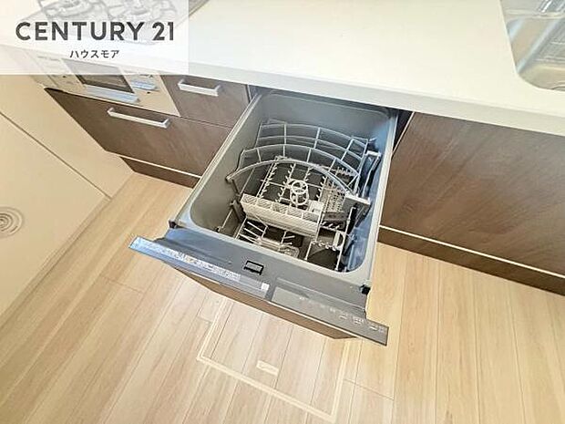 食洗機付きのキッチンです!忙しい時や手荒れ防止として大変活躍する便利な仕様です!ビルトインなのでキッチンの場所を取らず調理スペースを広く使うことが出来ます!