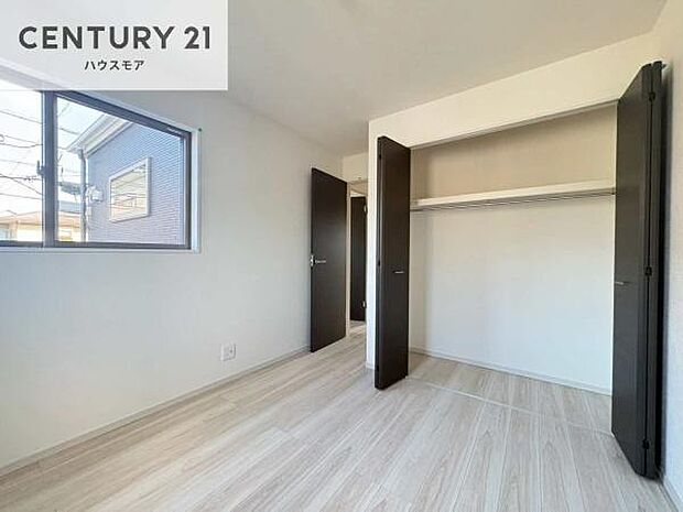 掃き出し窓がないお部屋は、お子様のお部屋としても安心です!収納スペースも充実しているので散らかったお部屋をサッと片付けられます!