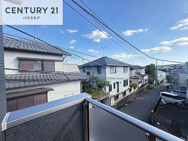 晴れた日には青い空を見渡せる開放的な時間を楽しめます。気持ちの良い風が通り抜ける街並みです!