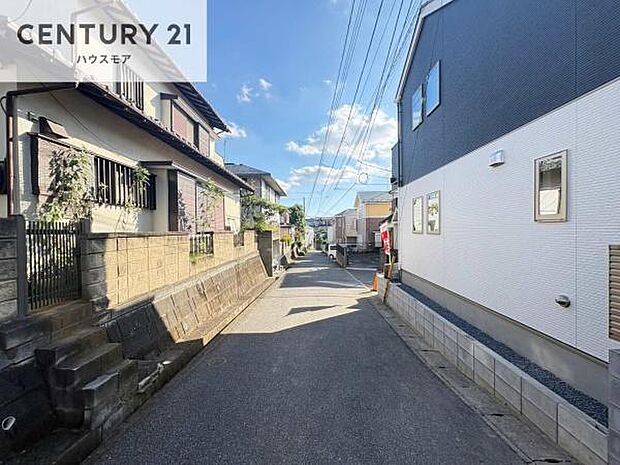 前面道路4.4m!陽当り良好な立地です。車庫入れが苦手な方も安心ですね。