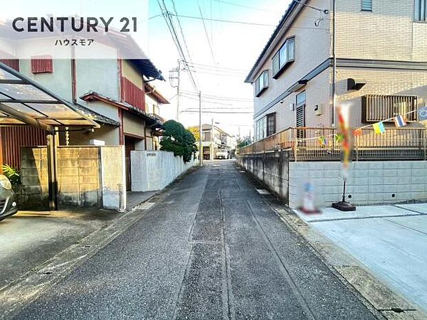 前面道路は4m!陽当り良好な立地です。車庫入れが苦手な方も安心ですね。