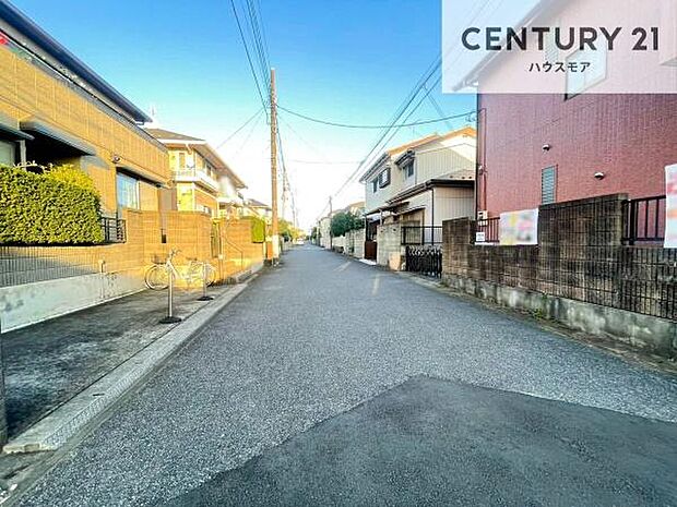 前面道路6m!陽当り良好な立地です。車庫入れが苦手な方も安心ですね。