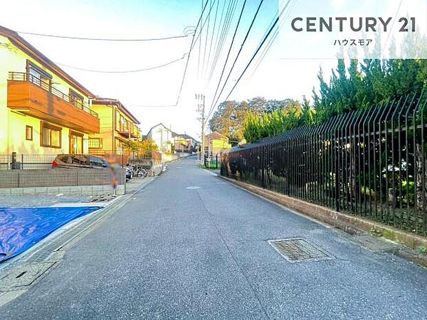 前面道路は5.9m!陽当り良好な立地です。車庫入れが苦手な方も安心ですね。