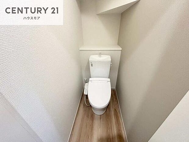 1・2階にトイレがございます!朝の忙しい時間帯も待たずにすみそうですね。白を基調とした清潔感のあるトイレでお手入れがしやすいです!