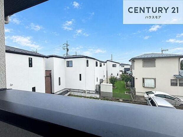 晴れた日には青い空を見渡せる開放的な時間を楽しめます。気持ちの良い風が通り抜ける街並みです!