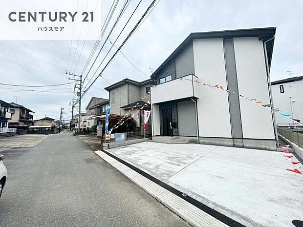 前面道路は4m!陽当り良好な立地です。車庫入れが苦手な方も安心ですね。