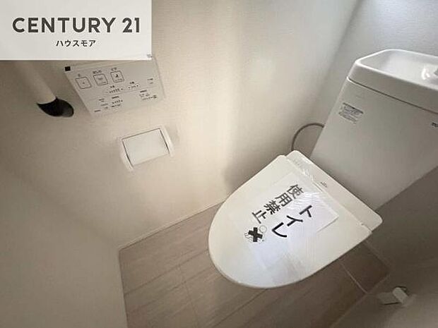 1・2階にトイレがございます!朝の忙しい時間帯も待たずにすみそうですね。白を基調とした清潔感のあるトイレでお手入れがしやすいです!