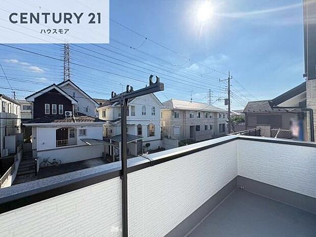 広々としているバルコニーです!お洗濯物を干すのはもちろん風に当たりながらくつろぎタイムが送れます!